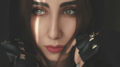 Stile gotico estivo – top e T-shirt leggeri in tonalità scure