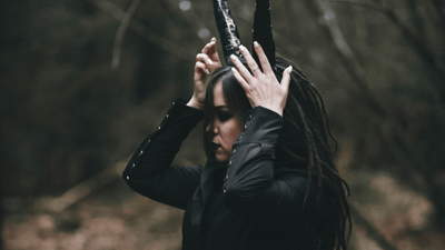 Il gilet come costume di scena – eleganza gotica sul palcoscenico