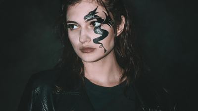 Pantaloni gotici a gamba larga – un tuffo negli anni ’90